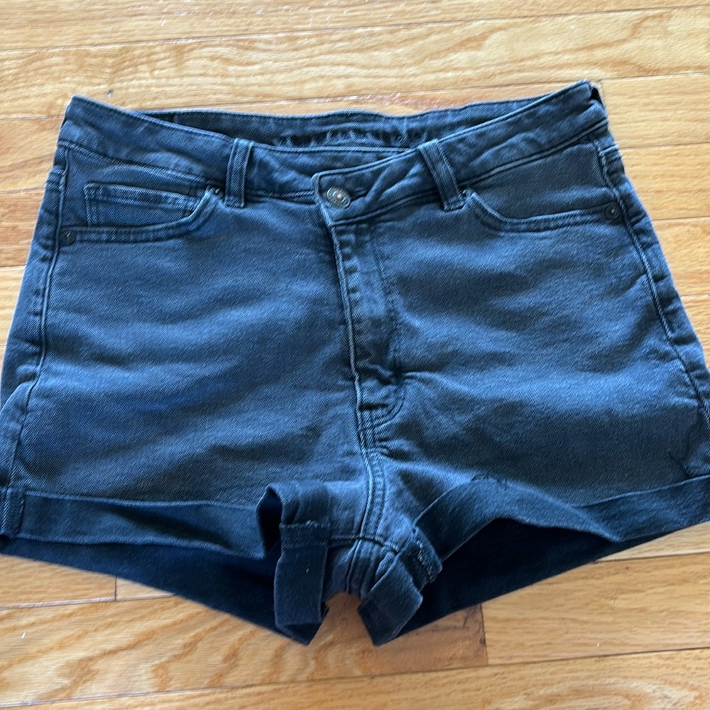 American eagle black denim stretch shorts, slight crossover size 8